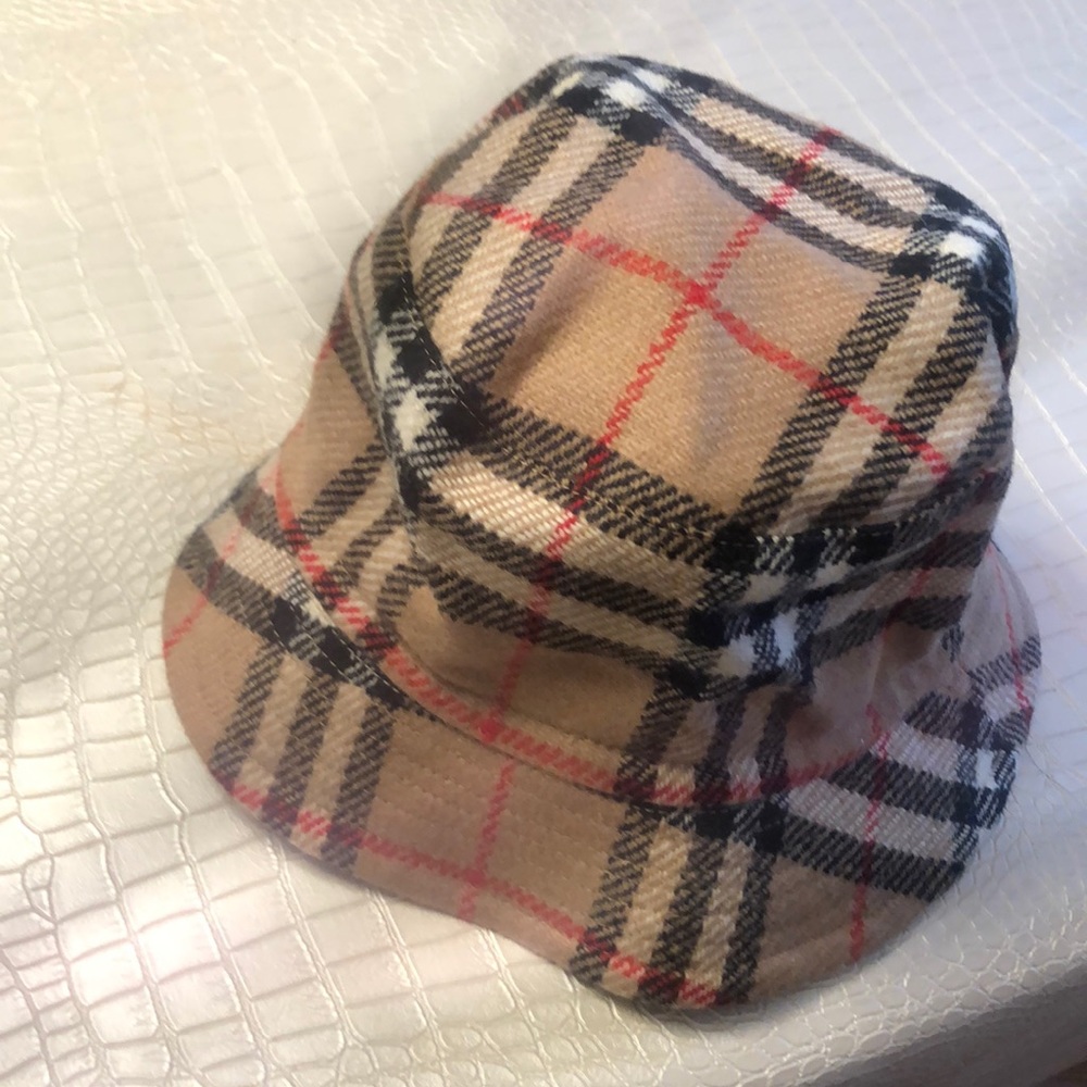 Burberry plaid bucket hat size small